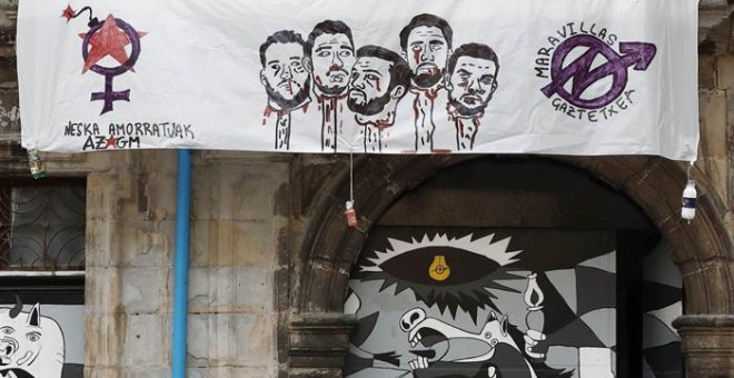 Pancarta colocada hoy en un edificio del Casco Viejo de Pamplona en protesta contra la sentencia de 'La Manada'. EFE/Jesús Diges