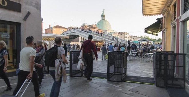 Imagen de las barreras-tornos para entrar a Venecia. EFE