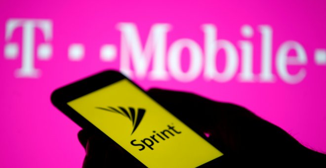Un smartphone con el logo de Sprint y el logo de la operadora T-Mobile. REUTERS