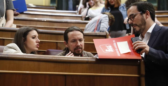 El secretario general de Podemos, Pablo Iglesias, conversa con la portavoz de su grupo, Irene Montero (i), y el líder de IU, Alberto Garzón. EFE/Javier Lizón