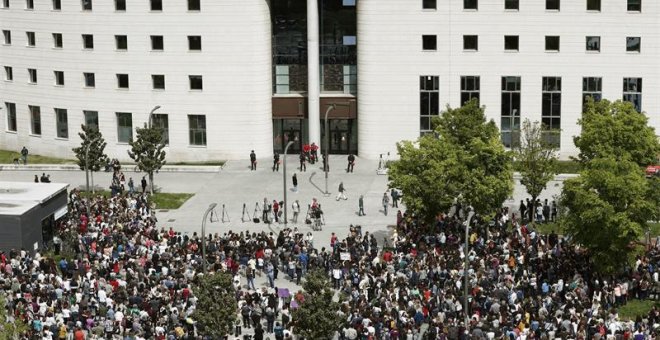 Cientos de personas frente al Palacio de Justicia de Navarra  EFE/ Jesus Diges