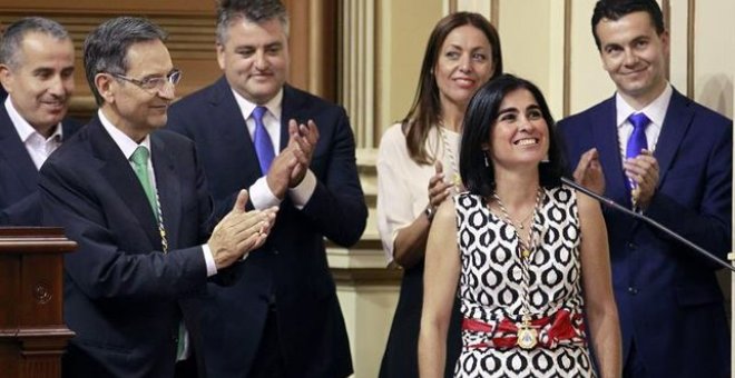 Carolina Darias, aplaudida por los diputados en el pleno constitutivo de la IX Legislatura del Parlamento regional. (EFE/Cristóbal García).
