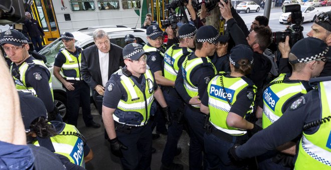 El cardenal George Pell, a su llegada a la Corte de Melbourne, protegido por un fuerte dispositivo policial. REUTERS