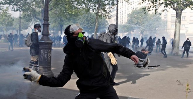 Manifestantes se enfrentan a la policía durante una marcha por el Día Internacional de los Trabajadores, en París (Francia), hoy, 1 de mayo de 2018. EFE/ Yoan Valat