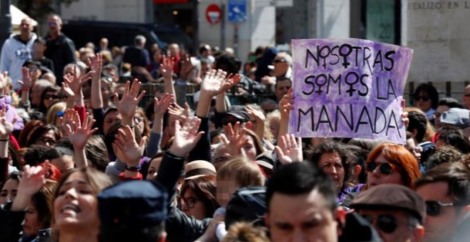 Concentración feminista contra el fallo judicial de La Manada en la Puerta del Sol, coincidiendo con el acto conmemorativo de la Fiesta del 2 de Mayo, celebrado en la Real Casa de Correos de Madrid. - EFE