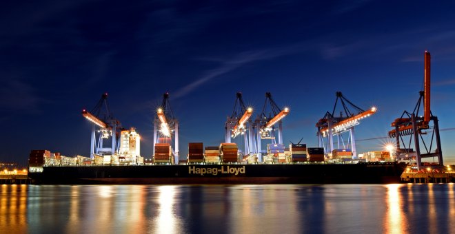 Un portacontenedores de Hapag Lloyd carga en la terminal marítima de Altenwerder, en el puerto de Hamburgo. REUTERS / Fabian Bimmer