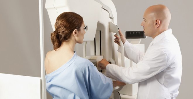 Imagen de archivo de una mamografía. EFE