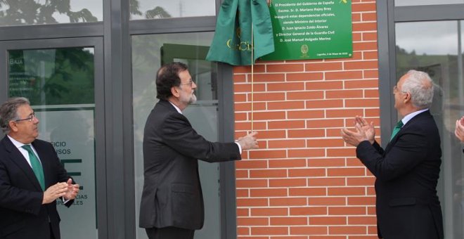 El presidente del Gobierno, Mariano Rajoy (c), acompañado por el ministro del Interior, Juan Ignacio Zoido (i), y el presidente de La Rioja, José Ignacio Ceniceros (d), descubre una placa conmemorativa durante la inauguración oficial del Polígono de Exper