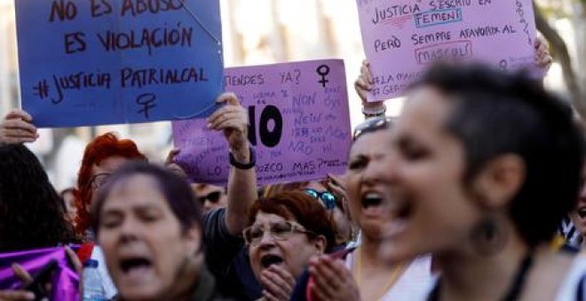 Protesta en las calles de València en contra de la sentencia de La Manada - EFE