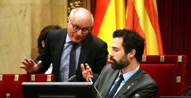 El presidente de la Cámara catalana, Roger Torrent (d), junto al secretario general del Parlament, Xavier Muro, durante el pleno del Parlament, que ha votado la reforma de la ley de la presidencia de la Generalitat. (TONI ALBIR | EFE)