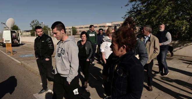 Las madres de dos de los ocho acusados por la presunta agresión cometida a dos guardias civiles en Alsasua (Navarra), Edurne Goikoetxea (2i), e Isabel Pozueta (d), y demás familiares, a las puertas de la Audiencia Nacional. | EFE