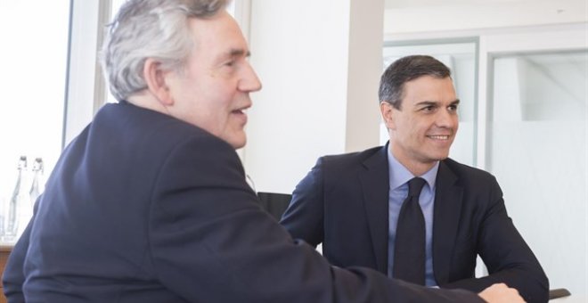 El secretario general socialista, Pedro Sánchez, con el ex primer ministro británico Gordon Brown. E.P.
