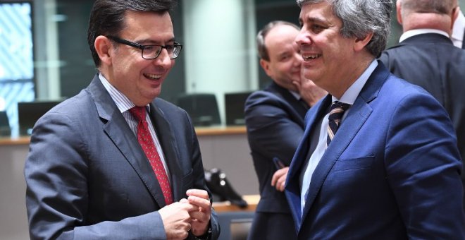 El presidente del Eurogrupo y ministro de Finanzas portugués Mario Centeno (R) habla con el ministro de Economía español, Roman Escolano. EMMANUEL DUNAND / AFP
