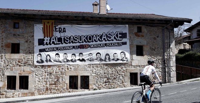 Pancarta en la localidad de Iturmendi en apoyo a los ocho jóvenes que han sido juzgados en la Audiencia Nacional acusados de agredir a dos guardias civiles en Alsasua (Navarra).EFE/Jesus Diges