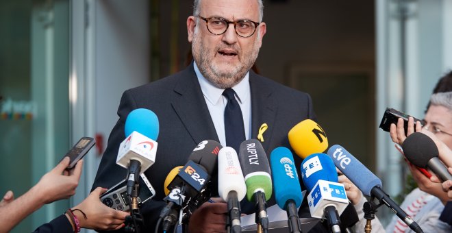 El portavoz adjunto de Junts per Catalunya, Eduard Pujol, durante su comparecencia ante los medios de comunicación, después de la reunión de más de cuatro horas que los diputados de la formación y el expresident de la Generalitat  Carles Puigdemont en Ber