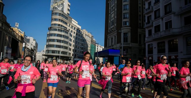 las participantes en la XV edición de la Carrera de la Mujer a su paso por la céntrica Gran Vía madrileña. EFE/Santi Donaire