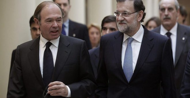 El presidente del Gobierno, Mariano Rajoy, con el del Senado, Pío García Escudero, en los pasillos de la Cámara Alta. EFE/Zipi