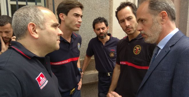 De izquierda a derecha, Manuel Blanco, Enrique Rodríguez y Julio Latorre con el abogado Haris Petsikos esperando la deliberación. MARÍA IGLESIAS