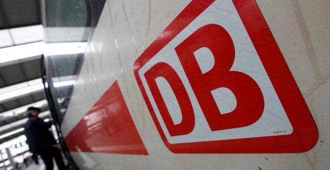 Un pasajero entra en un tren de Deutsche Bahn en la estación de Munich. REUTERS/Michaela Rehle