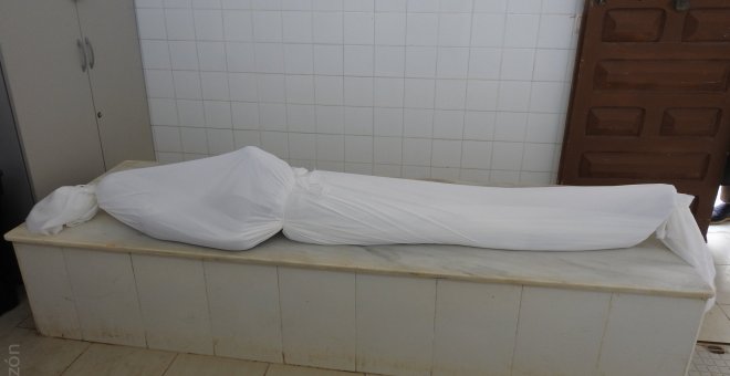 El cuerpo de Mamadou Barry, en el cementerio musulmán de Melilla, antes de ser enterrado. JOSÉ PALAZÓN