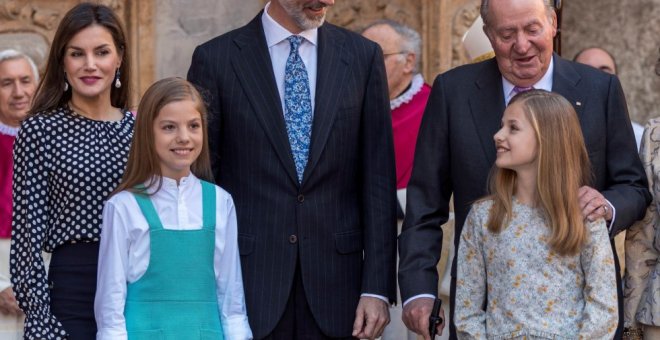 Los reyes Felipe y Letizia, sus hijas, la princesa Leonor y la infanta Sofía, y el rey Juan Carlos, en la misa de Pascua. / EFE