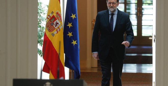 GRAF8332. MADRID, 04/05/2018.- El presidente del Gobierno español, Mariano Rajoy, antes de la declaración institucional que ha pronunciado hoy en el Palacio de La Moncloa, después de que ETA, que asesinó a más de 850 personas, anunciara el jueves "el fina