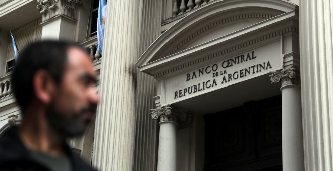Un homber pasa junto a la sede del Banco Central argentino, en el distrito financiero de Buenos Aires. REUTERS/Marcos Brindicci