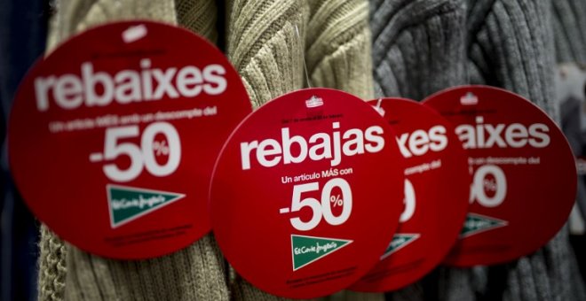 Etiquetas de rebajas en varias prendas en una tienda de El Corte Inglés en Barcelona. AFP/Josep Lago