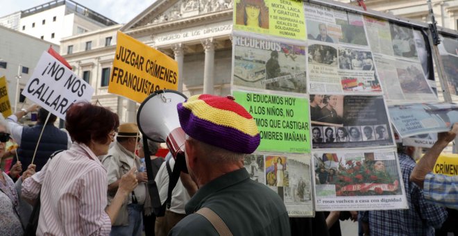 Concentración convocada por la Comisión coordinadora de Colectivos de Memoria Histórica y de Víctimas del Franquismo, frente al Congreso de los Diputados por el aniversario del "día de la victoria contra el fascismo en Europa". EFE/Juan Carlos Hidalgo