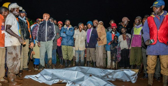 Personas alrededor de los cádaveres en un área residencial al norte de Nakuru - AFP