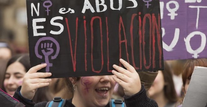 Estudiantes claman en la Puerta del Sol "fuera machistas de los juzgados" - EFE