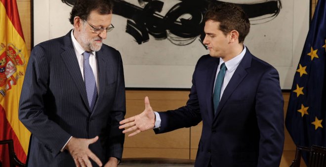 El presidente del Gobierno en funciones, Mariano Rajoy, y el líder de Ciudadanos, Albert Rivera, en su reunión de este miércoles en el Congreso / EFE