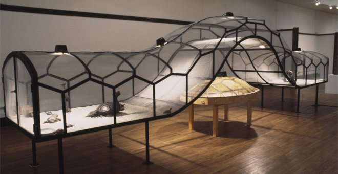 El Teatro del mundo, del artista chino Huang Yong Ping, exhibe insectos y reptiles vivos en una jaula. MUSEO GUGGENHEIM.
