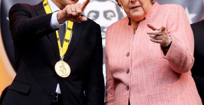 Merkel y Macron en Aquisgrán. (RONALD WITTEK | EFE)