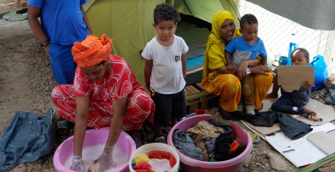 Familia somalí llegada hace diez días a Lesbos en dinghy. / M.I