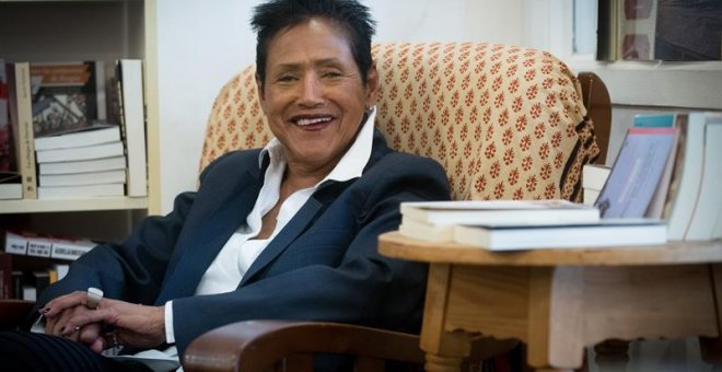 La activista Elaine Brown, antigua presidenta del grupo Panteras Negras y figura clave del pensamiento revolucionario negro en EEUU, durante la rueda de prensa que ha ofrecido hoy en Barcelona con motivo de su participación en Literal, la feria de las id