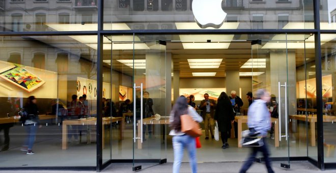 Clientes entran en la Apple Store de Zúrich, en una imagen de archivo. REUTERS/Arnd Wiegmann