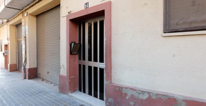 Un hombre de 25 años ha sido detenido esta madrugada tras supuestamente matar a su madre y herir de gravedad a su padrastro mientras dormían en el barrio valenciano de Benimàmet. /EFE