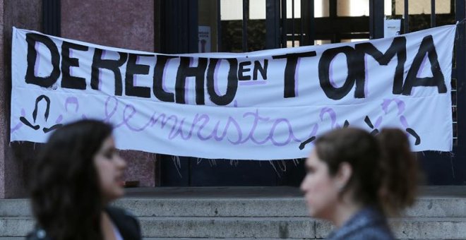 Dos mujeres conversan frente a la facultad de Derecho de la Universidad de Chile, donde tiene lugar una "toma feminista" desde el 27 de abril, en Santiago (Chile)./ EFE
