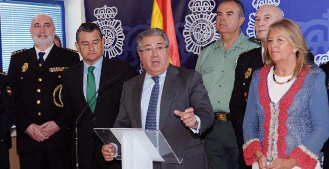El ministro del Interior, Juan Ignacio Zoido, con representantes de la Junta de Andalucía, Marbella y miembros de la Guardia Civil en Algeciras / EFE
