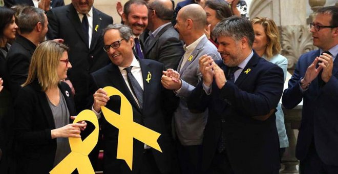 El nuevo presidente de la Generalitat, Quim Torra (c), aplaudido por los miembros de su partido en la escalinata del Parlament (TONI ALBIR | EFE).