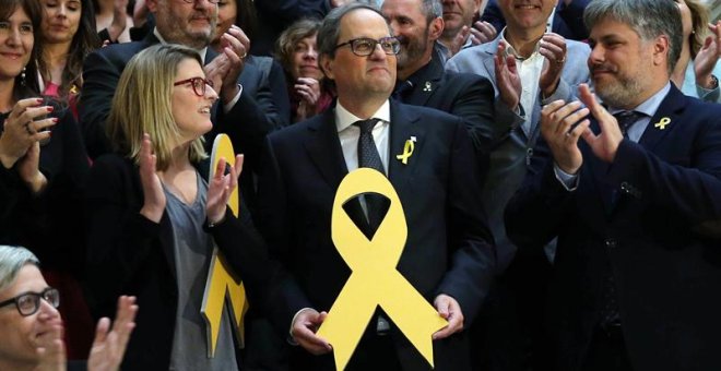 El nuevo presidente de la Generalitat, Quim Torra, posa con un lazo amarillo en recuerdo de los politicos encarcelados. /EFE