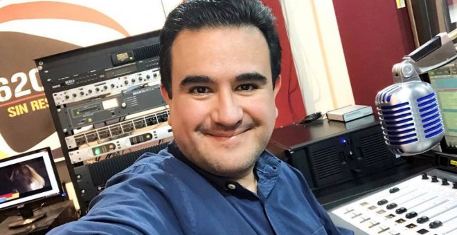 El periodista mexicano, Juan Carlos Huerta, haciéndose un selfie durante su programa radiofónico en Tabasco, México. / Reuters