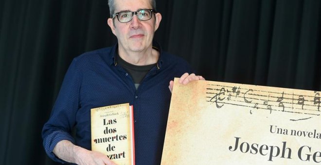 Joseph Gelinek, seudónimo del periodista Máximo Pradera, durante la presentación de su novela 'Las dos muertes de Mozart'.- EFE
