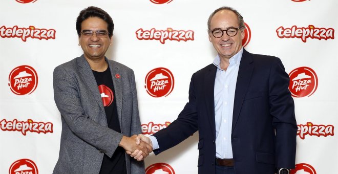 El presidente de Pizza Hut International, Milind Pant, (i) y el presidente ejecutivo de Telepizza, Pablo Juantegui (d). E.P.