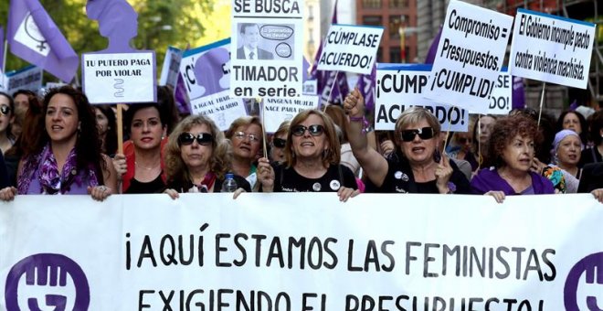 Un momento de la manifestación del movimiento feminista por el "Incumplimiento del pacto de estado contra la violencia de género", esta tarde en Madrid. EFE/Kiko Huesca