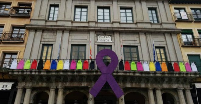 La fachada del Ayuntamiento de Segovia con un enorme lazo morado durante el 8-M. / Ayto. de Segovia