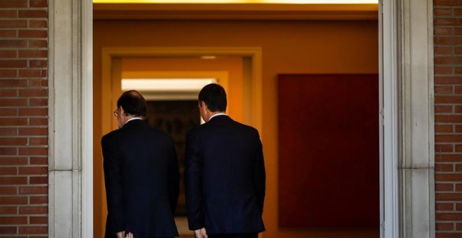 El líder del PSOE, Pedro Sánchez, junto al presidente del Gobierno, Mariano Rajoy, durante su encuentro en Moncloa. EFE