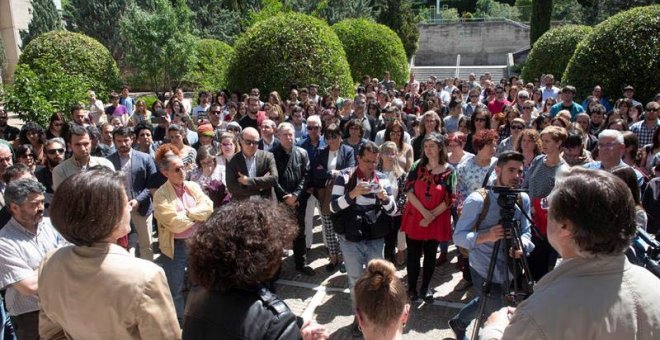 Varios centenares de personas se concentran a las puertas de la Facultad de Filosofía y Letras de Granada, en la que era alumna Mar Contreras, la joven de 21 años asesinada por  su exnovio, quien luego se suicidó. (MIGUEL ÁNGEL MOLINA | EFE)