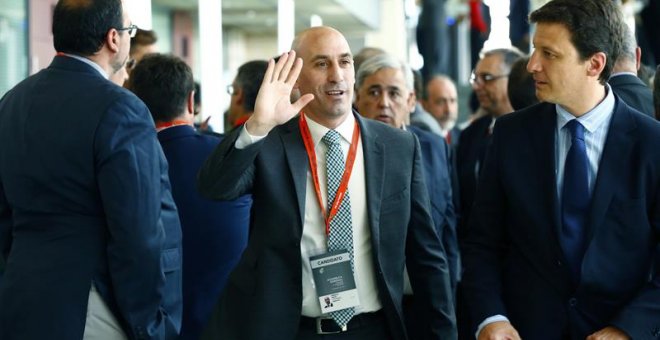 Luis Manuel Rubiales (c), nuevo presidente de la RFEF, a su llegada a la Asamblea General de la Federación Española de Fútbol (RFEF). /EFE